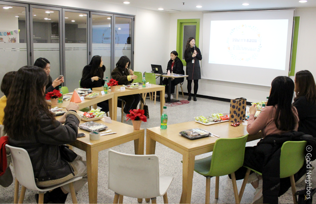 굿모닝 11기 회원님들이 함께 과제를 수행하는 이미지