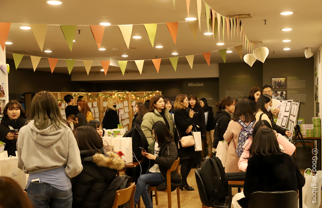 굿모닝 11기 회원님들이 함께 과제를 수행하는 이미지