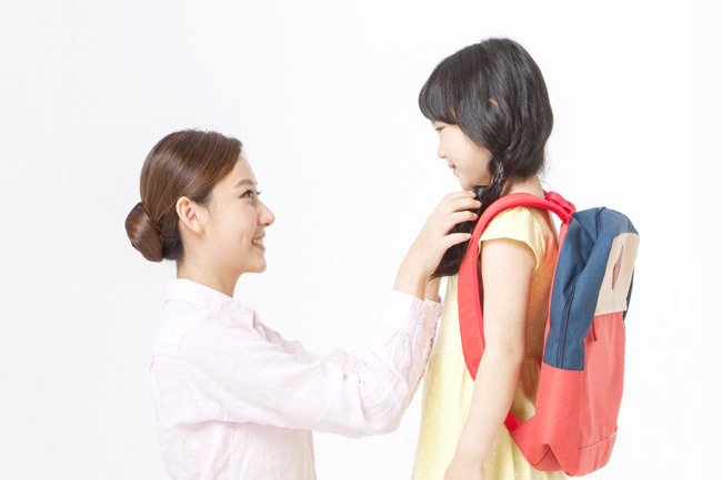 남자 아동과 성인 남성이 서로 바라보며 볼풀공을 들고 팔을 뻗는 이미지