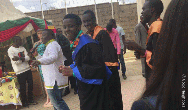 흥겨워 춤을 추며 졸업식장으로 들어가는 졸업생들의 모습