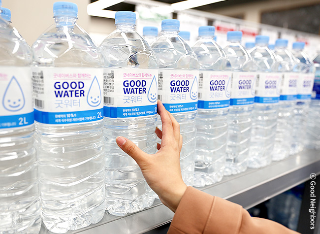 롯데마트에 진열되어 있는 굿워터 생수 이미지