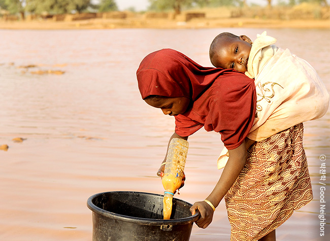 흙탕물을 마실 수 밖에 없는 아프리카 니제르 아이들 이미지