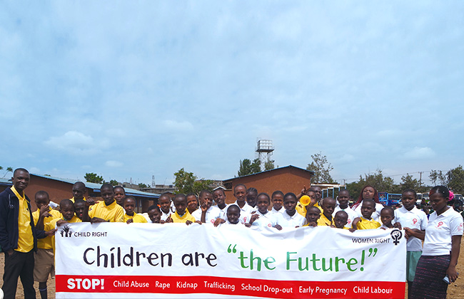 Children are the future 현수막을 들고 있는 아동 클럽 참가아동들 단체 사진 이미지