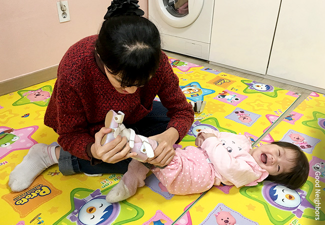 환하게 웃고 있는 은희와 엄마 이미지
