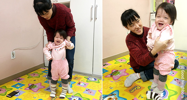 보조기구를 통해 걸음마 연습을 하고 있는 은희와 엄마 이미지