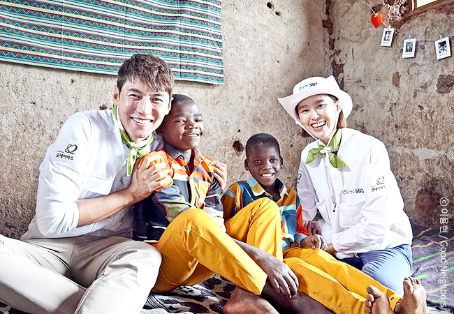 에티엔과 동생과 함께 있는 송재희, 지소연 부부 이미지