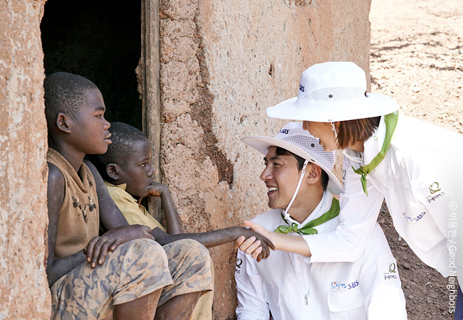 에티엔과 동생과 만나 손을 잡아주고 있는 송재희, 지소연 부부 이미지