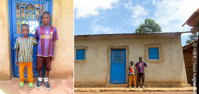 후원자분들로부터 받은 선물과 새 집 앞에서 사진 찍은 에티엔과 동생 이미지