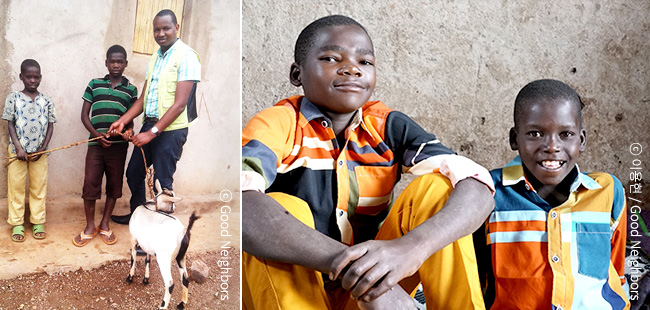 염소를 선물받고 환하게 웃고 있는 에티엔, 동생 이미지