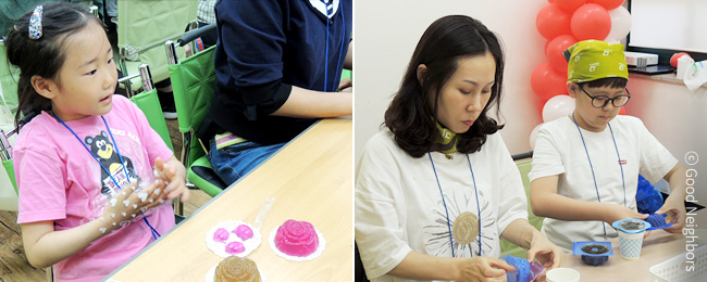 전남중부지부 국내사업장 방문에서 행복 키트를 만들고 있는 회원님 이미지