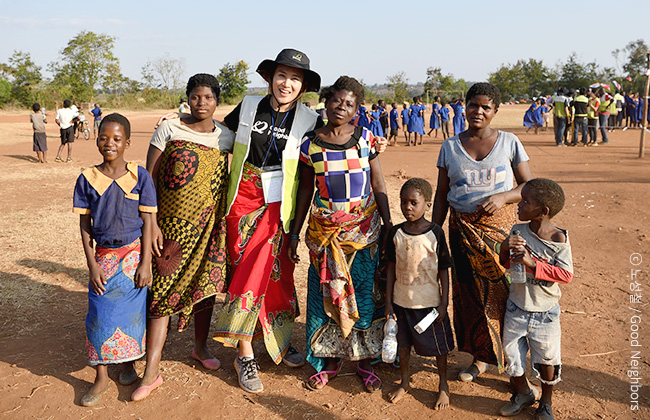 좋은 이웃 특별한 여행을 통해 말라위를 방문한 이혜진 회원님과 사업장에서 만난 주민들이 찍은 단체사진 이미지