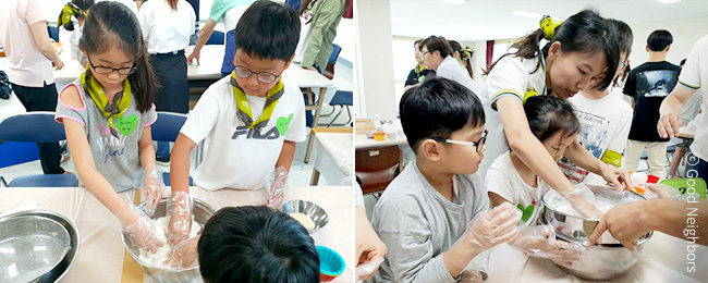 충남중부지부 나눔 가족 봉사활동에서 떡 케이크 만들기 활동중인 회원님 이미지