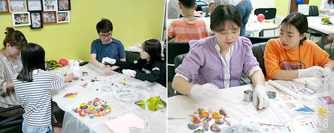 전남서부지부 나눔 가족 봉사활동에서 송편과 한가위 선물 상자를 만들고 있는 회원님 이미지