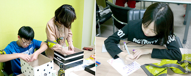 전남서부지부 나눔 가족 봉사활동에서 송편과 한가위 선물 상자를 만들고 있는 회원님 이미지