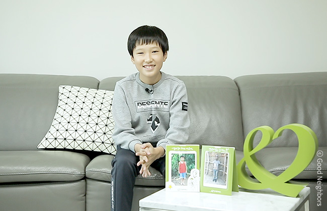 정면을 보며 환하게 웃고 있는 심재민 아동 이미지