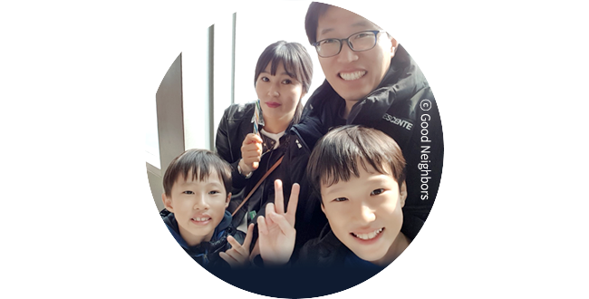 심재민 군과 아버지, 어머니, 남동생이 함께 찍은 가족사진 이미지