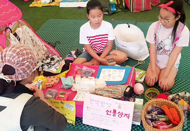 9월에 열렸던 '콩장'에서 수세미를 판매하고 있는 휘은, 가은 자매 이미지