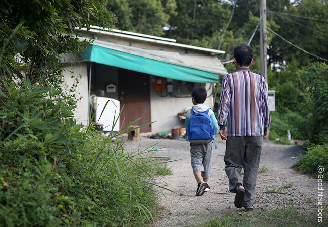 집으로 걸어가고 있는 9살 민재와 할아버지의 뒷모습