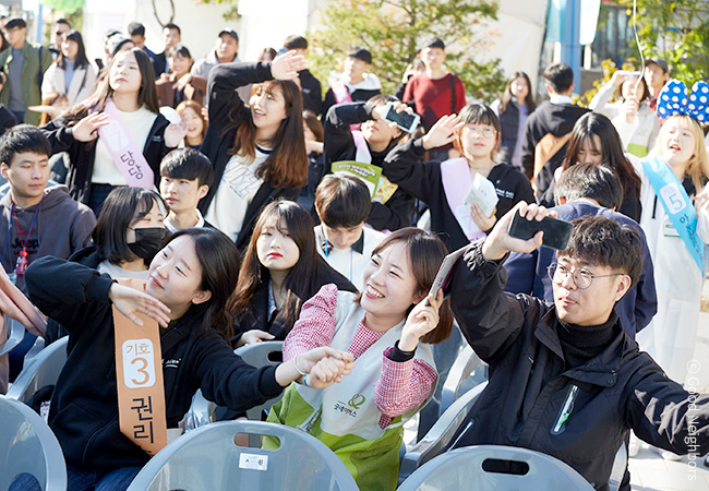 쇼미더권리 공연을 감상하고 있는 관객들 이미지