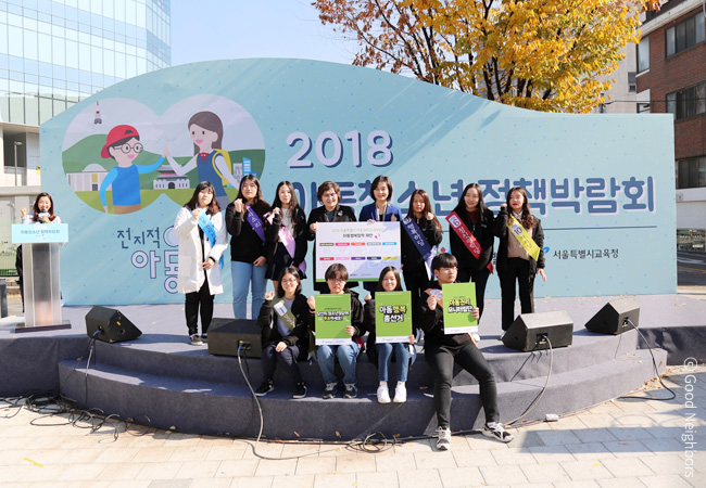 서울시 여성가족정책실 문미란 실장, 굿네이버스 양진옥 회장과 청소년정당 대표 학생들 이미지