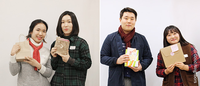 굿모닝 10기 회원님들이 서로를 위해 준비한 선물을 들고 찍은 이미지