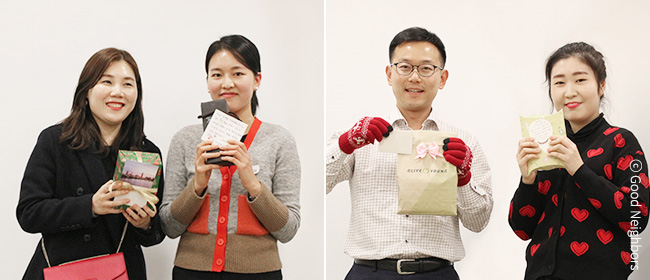 굿모닝 10기 회원님들이 서로를 위해 준비한 선물을 들고 찍은 이미지