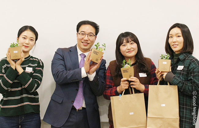 굿모닝 10기 회원님들을 위해 굿네이버스가 준비한 조별 앨범과 화분을 들고 찍은 회원님 이미지