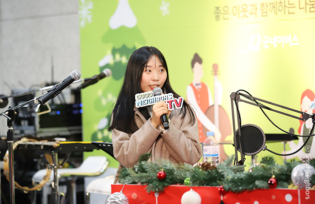 좋은 이웃 콘서트에서 미담 읽어주는 여자를 통해 소개된 오희라 회원님 이미지