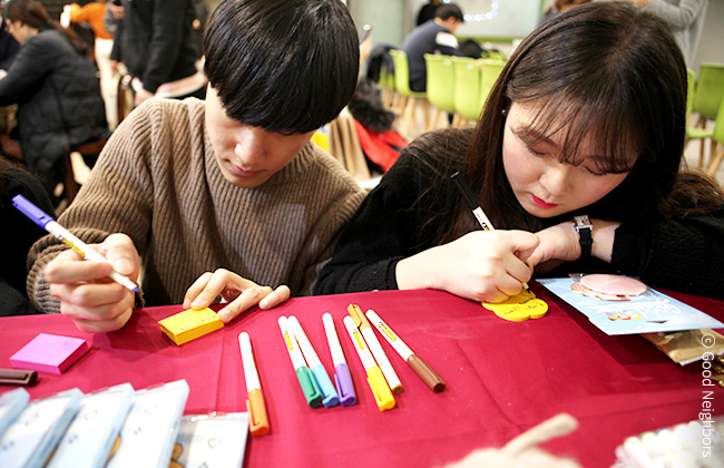 그 동안 궁금했던 나눔에 대한 고민사연을 적는 회원님 이미지