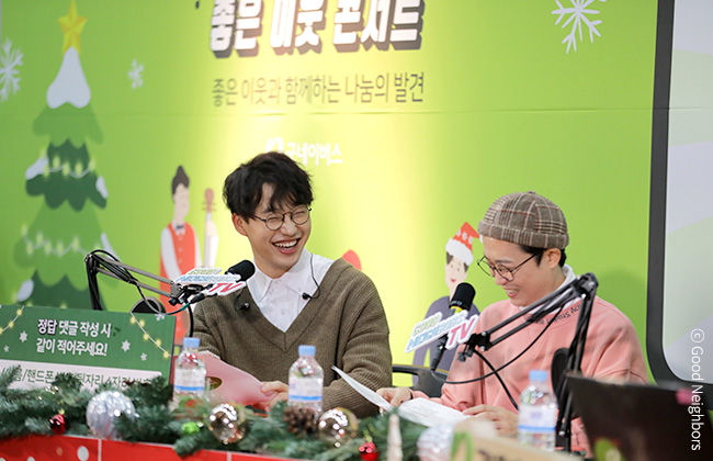 좋은 이웃 콘서트에서 고민 들어주는 남자를 진행중인 홍대광, 하상욱씨 이미지