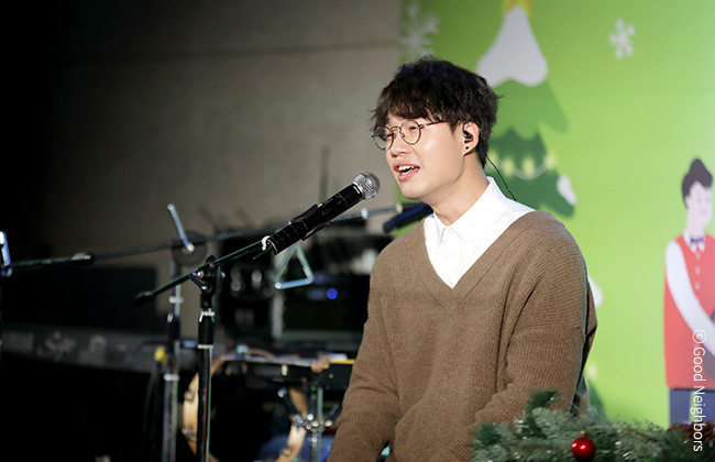 좋은 이웃 콘서트에서 노래를 부르고 있는 홍대광씨