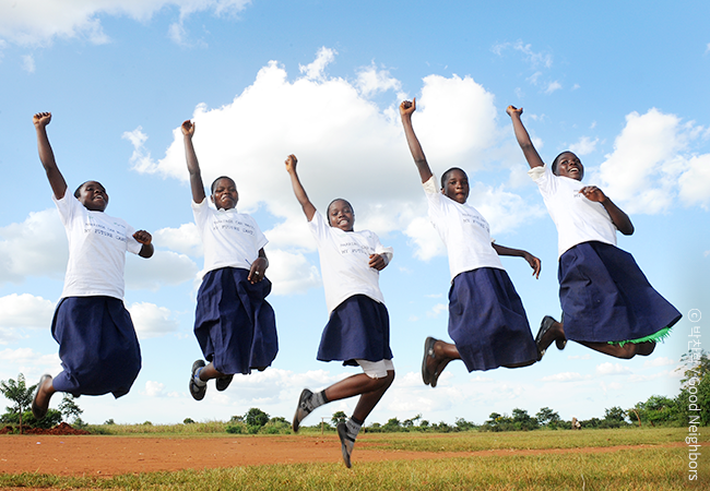 함께 밝게 웃으며 점프하고 있는 말라위 여학생들 이미지