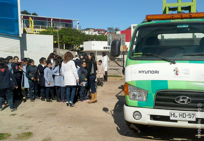 왼쪽에는 교사들과 아동들이 줄을 서고 있고 오른쪽에는 현대자동차 재활용 수거차량이 서있는 이미지
