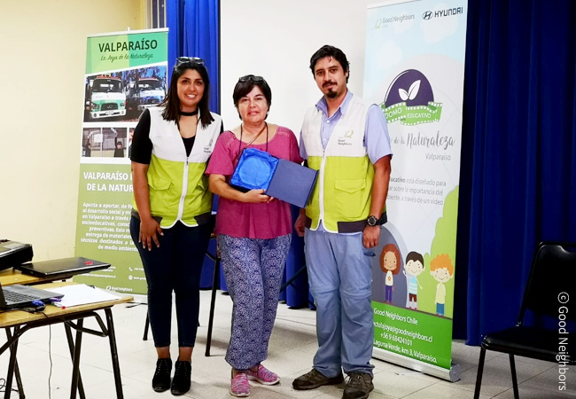 왼쪽부터 여성 2명, 남성 1명이 나란히 서있고 가운데 여성 1명이 상패를 펼쳐서 보여주고 이미지