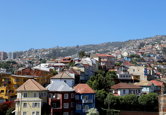 파란 하늘과 많은 집들이 함께 있는 이미지