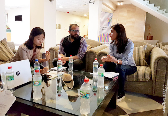 남성 1명과 여성 1명이 소파에 앉아 회의를 하고 있는 이미지