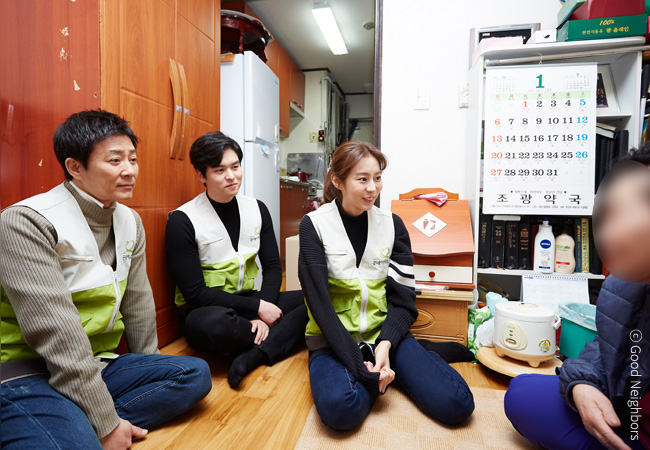 왼쪽부터 최수종씨, 이장우씨, 유이씨, 여성 1명이 방 안에 앉아 서로 웃으며 이야기를 나누고 있는 이미지