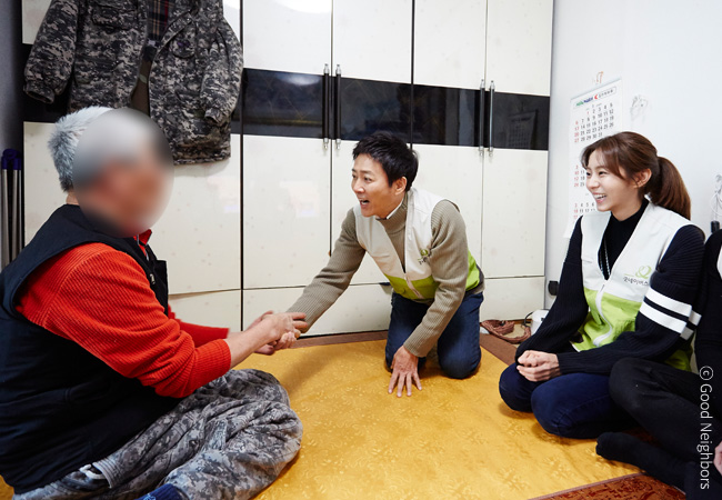 왼쪽부터 여성 1명, 최수종씨, 유이씨가 방 안에 앉아 있고 여성과 최수종씨가 악수를 하며 서로 웃으며 이야기를 나누고 있는 이미지