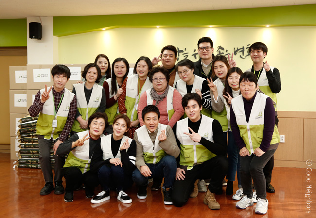 하나뿐인 내편 배우들과 봉사자들이 함께 찍은 단체 이미지