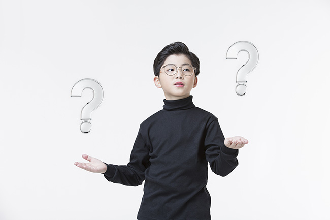 남자 아동의 양쪽 손바닥 위에 물음표가 띄워져 있는 이미지