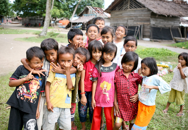 인도네시아 아이들 약15명이 다같이 환하게 웃고 있는 이미지