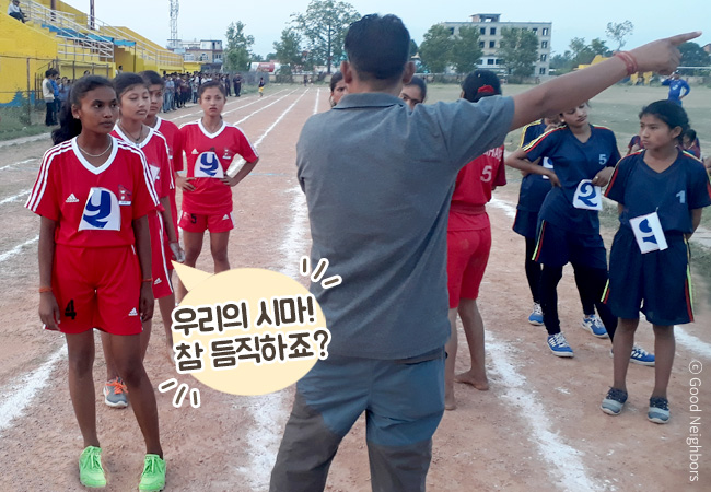 약 10명의 아이가 코치와 함께 훈련에 대한 설명을 듣고 있으며 본 사례의 주인공인 시마는 왼쪽 열 맨 앞에서 진지한 표정으로 훈련에 임하고 있는 이미지, 우리의 시마 참 듬직하죠 말풍선