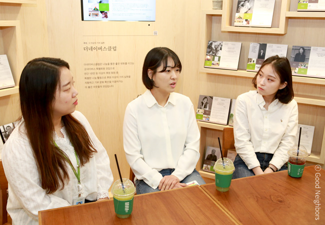 왼쪽부터 나누미, 기쁘미, 보호미가 함께 앉아 굿네이버스의 30대를 진지하게 생각하는 모습