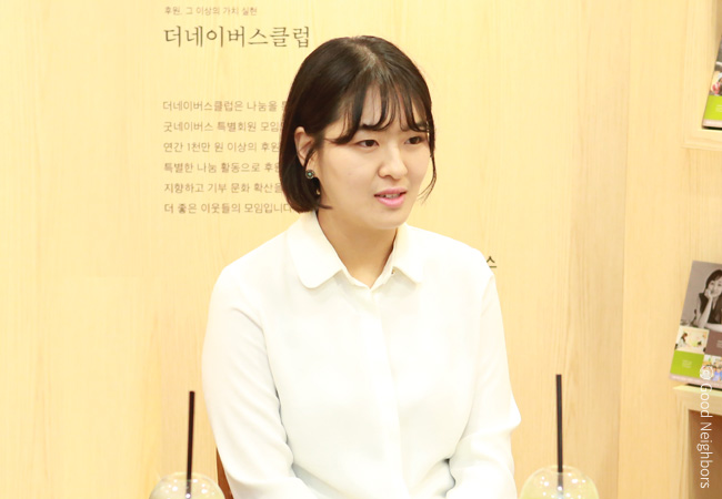 인터뷰 하고 있는 기쁘미 사진