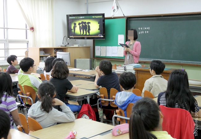 초등학교에서 학교폭력예방교육을 진행하는 모습