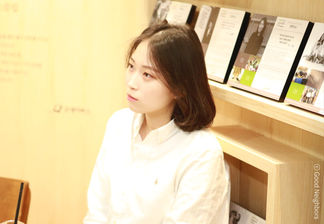 사례관리 내용을 설명 중인 보호미