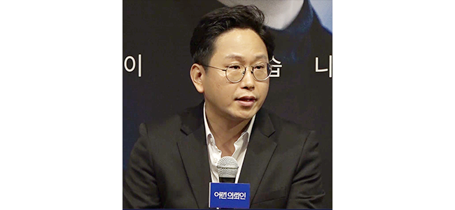 첫번째 회원님 3분이 화분을 채우는 모습, 두번째 회원님이 만든 화분 4개, 세번째 회원님이 가정을 방문하여 선물을 전달한 사진, 네번째 울산지부 국내사업장 방문 단체 사진