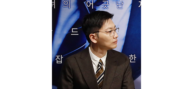 첫번째 회원님 3분이 화분을 채우는 모습, 두번째 회원님이 만든 화분 4개, 세번째 회원님이 가정을 방문하여 선물을 전달한 사진, 네번째 울산지부 국내사업장 방문 단체 사진