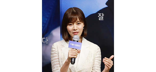 첫번째 회원님 3분이 화분을 채우는 모습, 두번째 회원님이 만든 화분 4개, 세번째 회원님이 가정을 방문하여 선물을 전달한 사진, 네번째 울산지부 국내사업장 방문 단체 사진