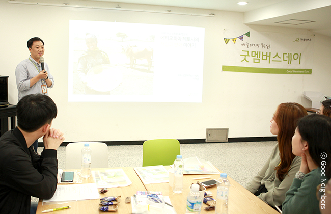 에티오피아 헤토사 지역의 밀 협동조합 사업을 설명하고 있는 굿네이버스 직원 이미지